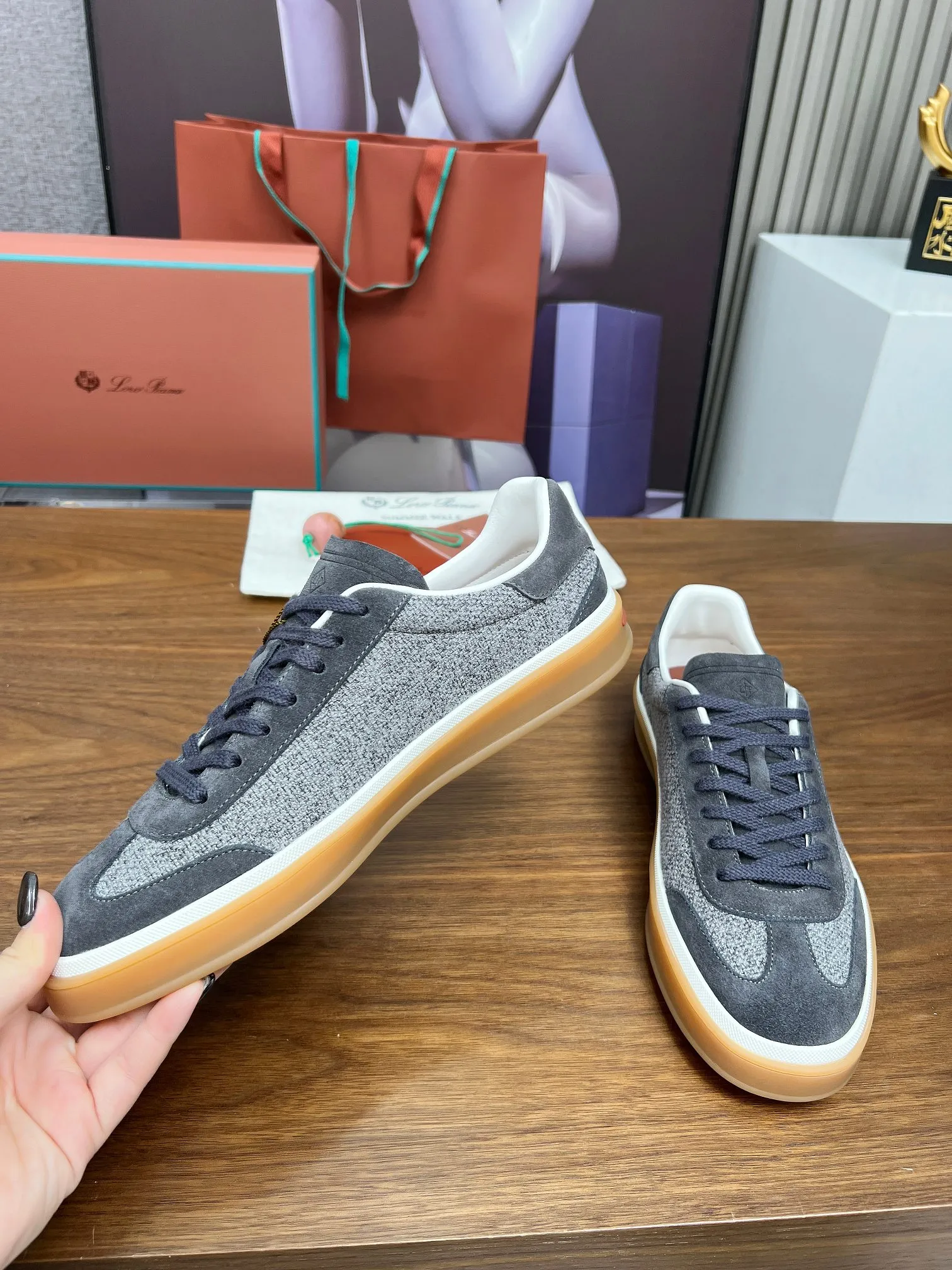 👟👟Ex-factory price 540👟👟Male code +10 purchasing agent grade, high version🦅⛳️Italy [Loro Piana] Tennis walk series LP couple moral training shoes casual sports shoes sneakers🎁🎁 Original purchase development and production This new suede tennis shoe adopts ultra-low design, suitable for wearing all year round👫👫 The wrapped sole creates an effortlessly attractive color combination that harmoniously blends functionality with understated style, making it the ideal shoe for urban wear. Soft calfskin tongue with Kummel color insert at the heel, cotton lace upper with embossed LP logo, cowhide suede sole, rubber-lined calfskin ✦ Upper: special linen ➕ eco-friendly cowhide ✦ lining: cowhide lining ➕ cowhide insole ✦ sole: original molded TPR ultra-light outsole ✦ packaging: original complete package ✦Female size: 35--40 ✦Male size: 39--45